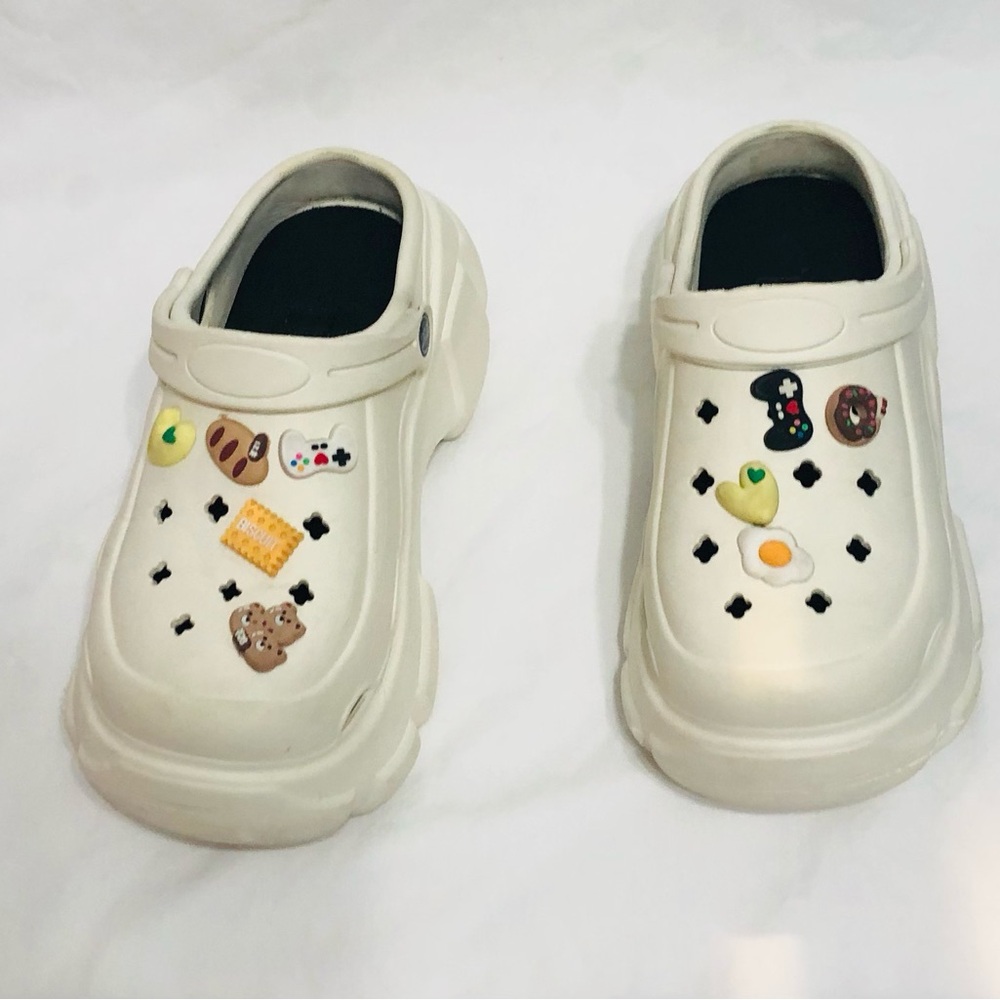 Clogs comfort footbed slip on platform 3”with Fun Charms white. 38-39